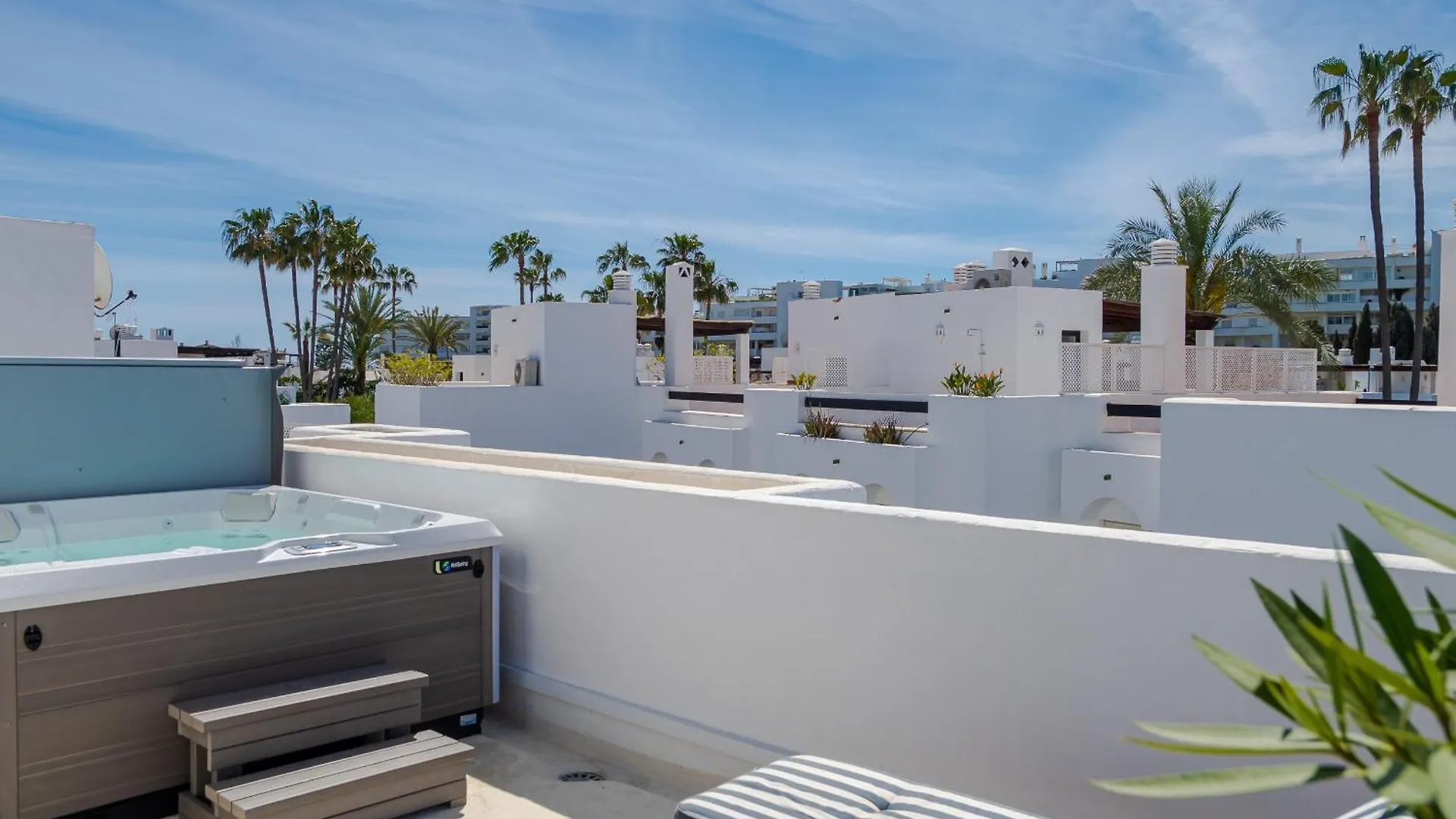 Fully Renovated Seaside Townhouse 200M From The San Pedro Beach With Gated Community Villa Marbella